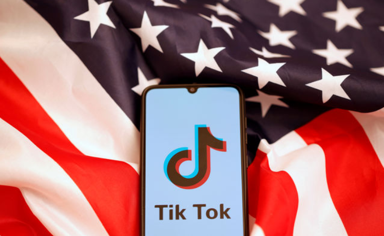 Photo of US Navy Blocks TikTok on Government-Issued Devices